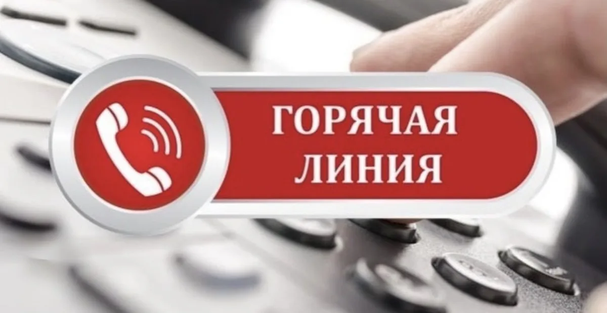 Сотрудник ДЧС области Жетісу отвечает на звонок на горячей линии после землетрясения