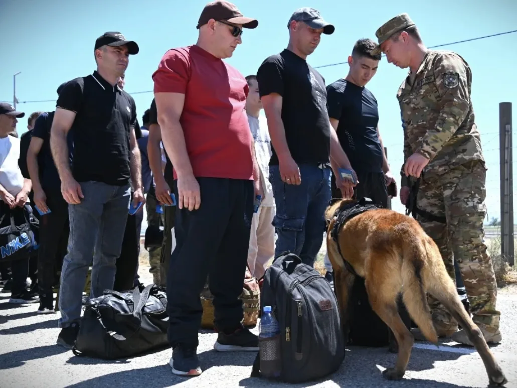 Военнообязанные запаса проходят строевую подготовку на плацу в воинской части Уштобе