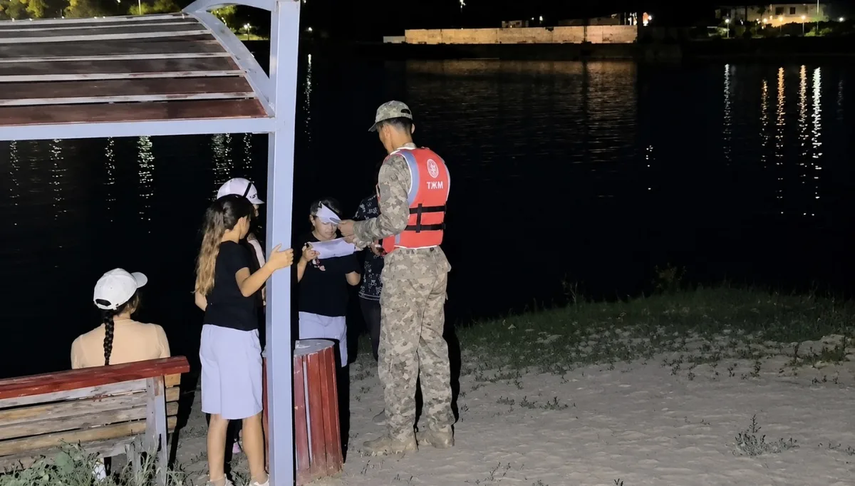 Спасатели ДЧС Жетісу проводят беседу с отдыхающими на городском пляже Талдыкоргана о безопасности на воде.