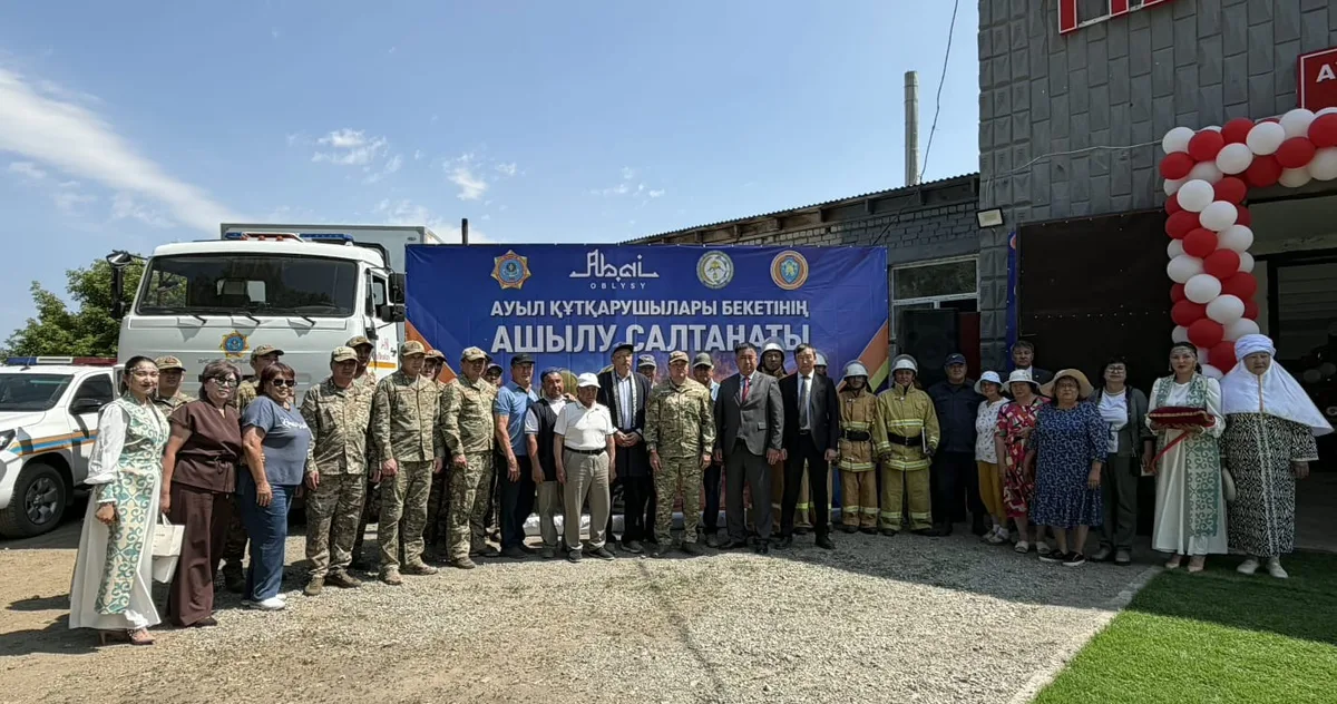 Церемония открытия добровольного противопожарного формирования в селе Жарык области Абай с техникой.