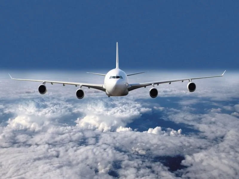 Самолет авиакомпании FlyOne Armenia готовится к взлету на фоне аэропорта Алматы, символизируя запуск новых международных рейсов.