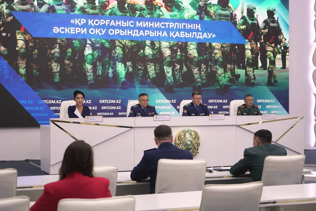 Казахстанские курсанты на построении во дворе военного учебного заведения, демонстрирующие строевую подготовку и дисциплину.