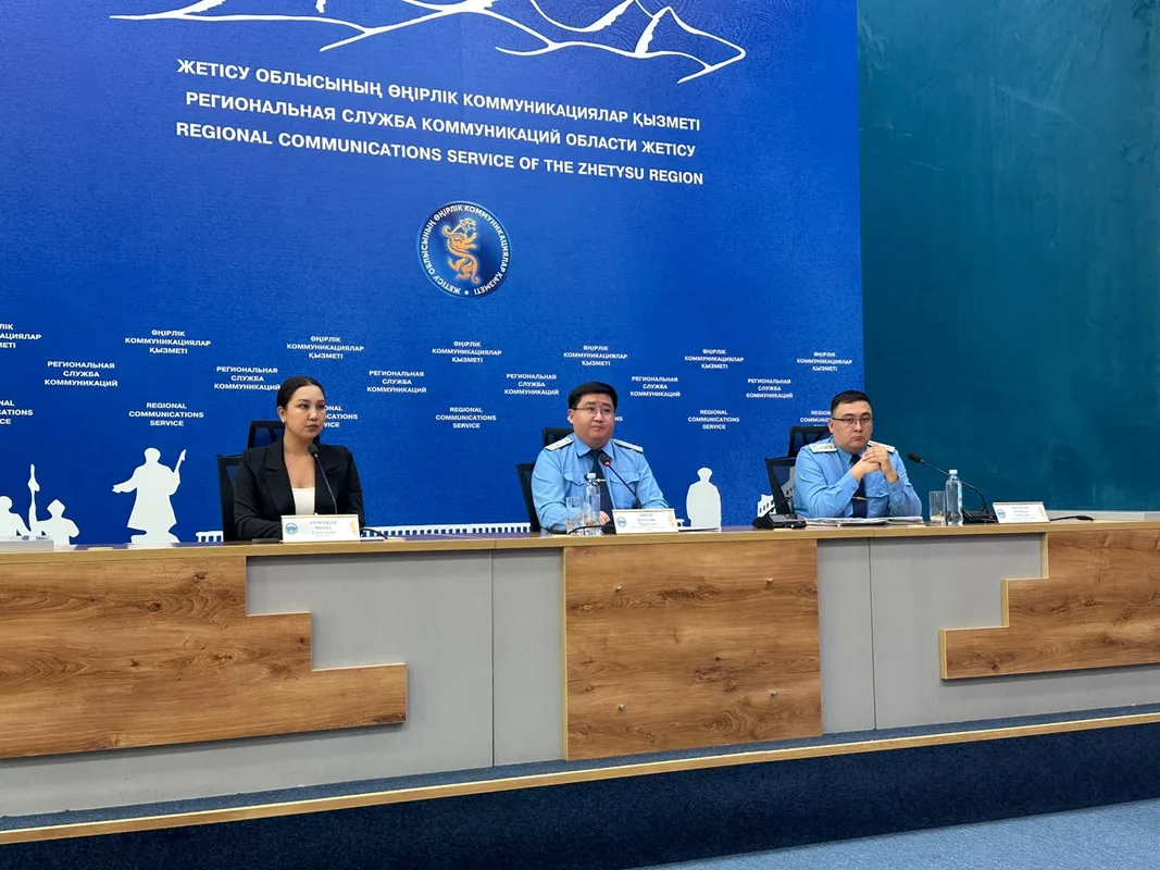 Сотрудники правоохранительных органов на дежурстве, символизирующие снижение преступности в Ескельдинском районе Жетісу