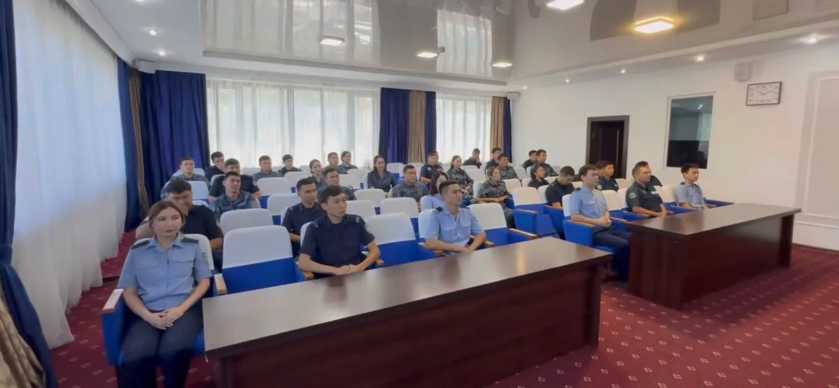 Молодые сотрудники полиции Жетісу на встрече с ветераном обсуждают Конституцию