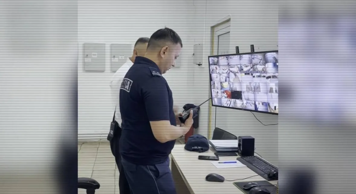 Сотрудники правоохранительных органов проверяют систему безопасности и видеонаблюдения на одном из объектов в Казахстане.