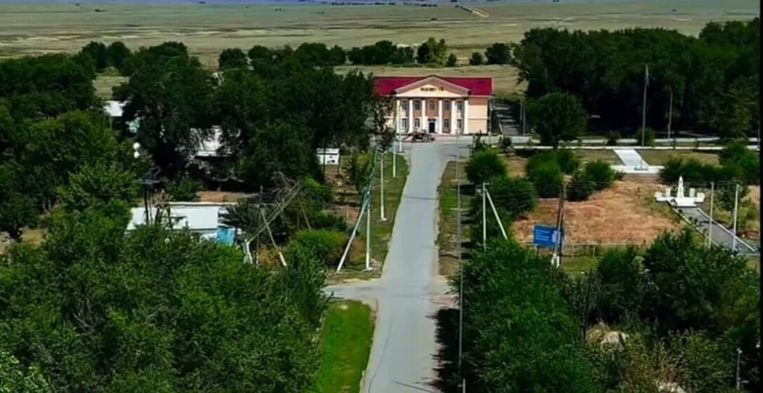 Новые энергосберегающие уличные фонари устанавливают в селе Кошкентал Аксуского района
