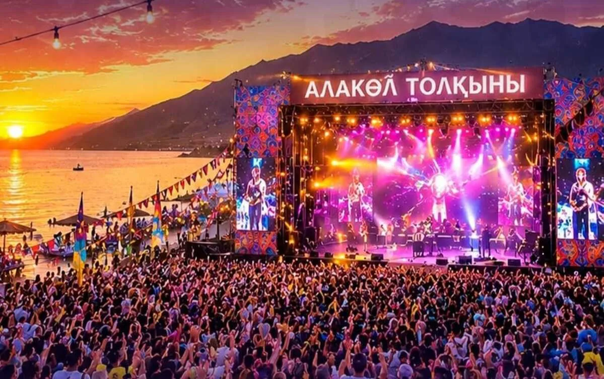 Яркий салют над озером Алаколь во время фестиваля «Алакөл толқыны» в селе Акши