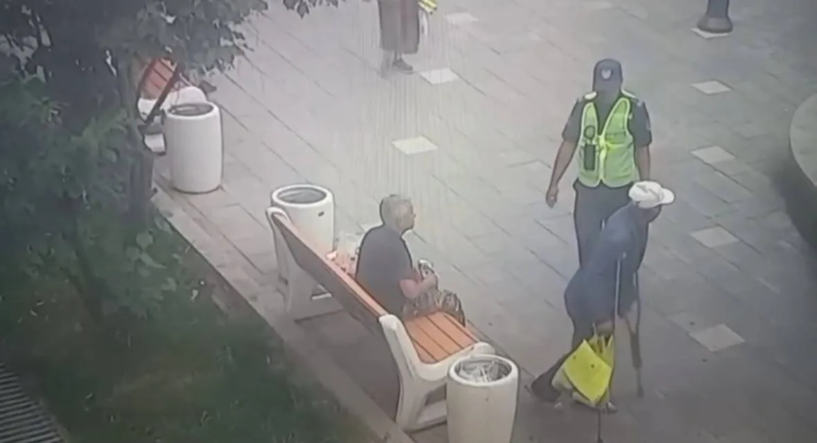 Полицейский патруль в городе Талдыкорган следит за общественным порядком