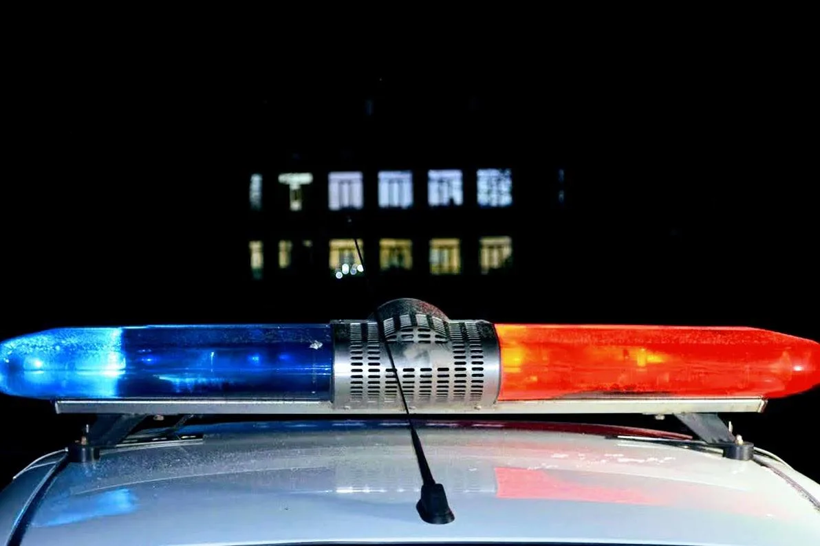 Сотрудники полиции проводят ночной рейд по общественным местам, проверяя безопасность несовершеннолетних и соблюдение порядка.