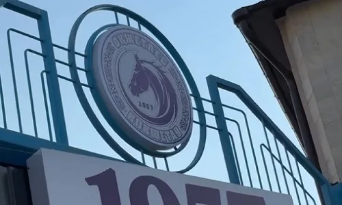 Игрок футбольного клуба Жетысу повредил дверь на стадионе Окжетпеса в Кокшетау после матча