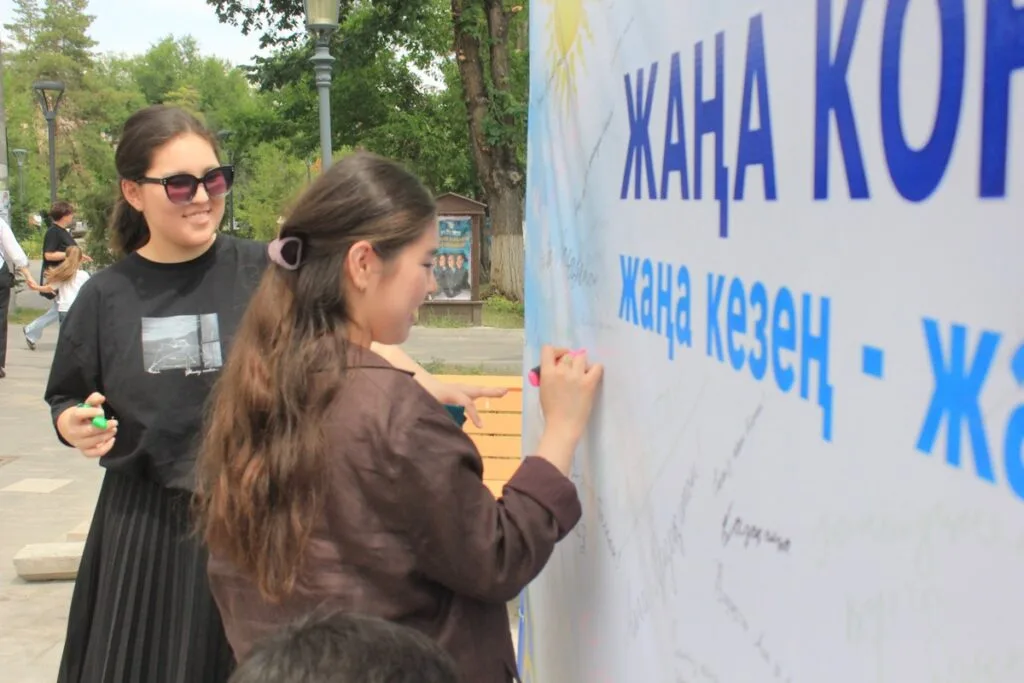 Жители Талдыкоргана пишут пожелания Казахстану на интерактивном стенде на Арбате