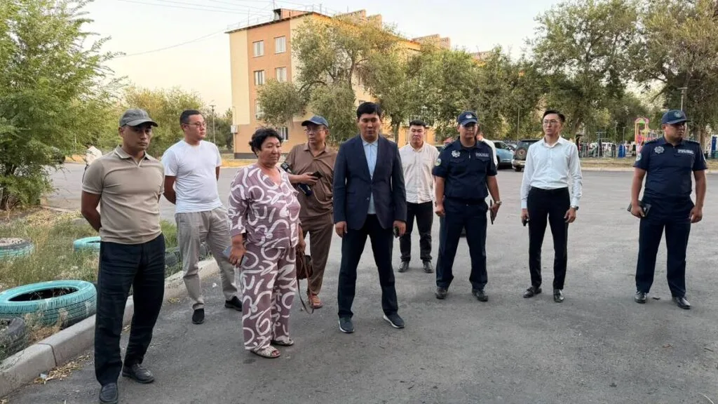 Мобильная группа проводит рейд на берегу реки Каратал в Талдыкоргане, выявляя нарушения экологических правил.