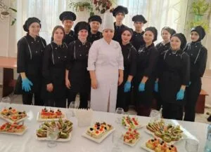 Педагог Евгения Гулькова учит студентов колледжа Жетісу кулинарному мастерству