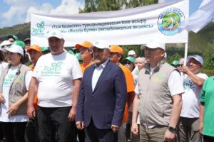 Волонтеры и местные жители очищают берег реки от мусора в рамках экоакции «Мөлдір бұлақ».