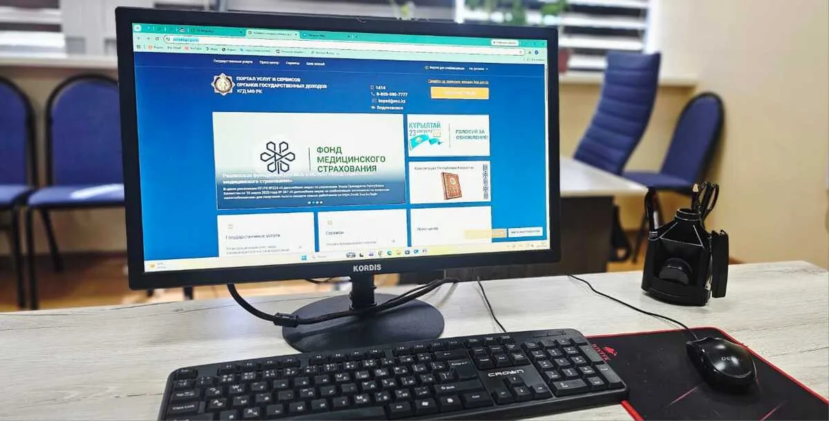 Человек использует ноутбук для доступа к онлайн-порталу государственных доходов и оплаты налогов.