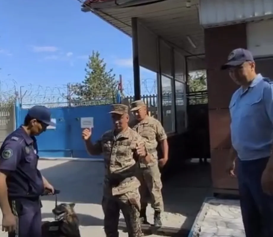 Сотрудники полиции проводят профилактическую беседу с военнослужащими Национальной гвардии в Талдыкоргане