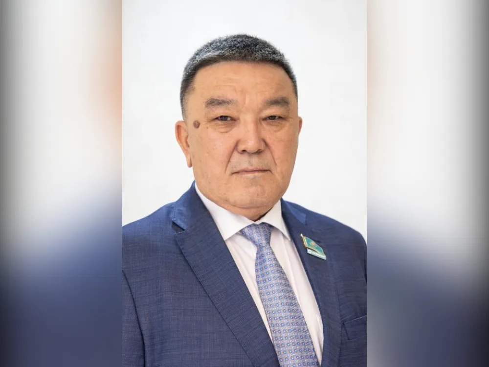 Кайрат Кереев, генеральный директор ТОО «Нұр-Шапағат-Құрылыс», обсуждает новую Конституцию Казахстана