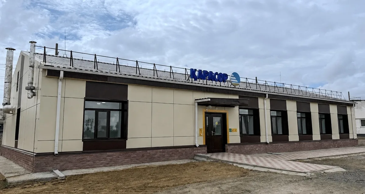 Современный железнодорожный вокзал станции Карасор в Павлодарской области после масштабной реконструкции, готовый к приему пассажиров.