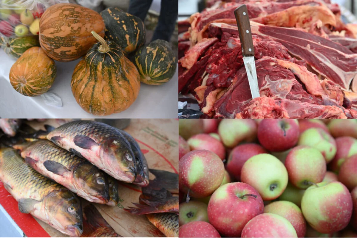 Стол с разнообразными продуктами питания: мясо, молоко, овощи, фрукты