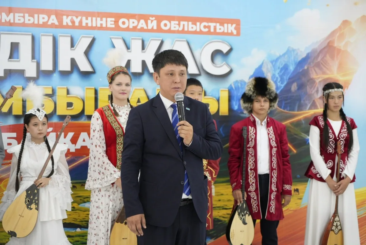 Молодые домбристы выступают на сцене областного конкурса в Талдыкоргане