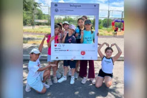 Юные футболисты играют на спортивной площадке в Талдыкоргане во время турнира