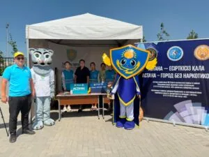 Робот-собака и персонажи Тәртіпбек и Тазабек на фестивале правовой грамотности в Астане