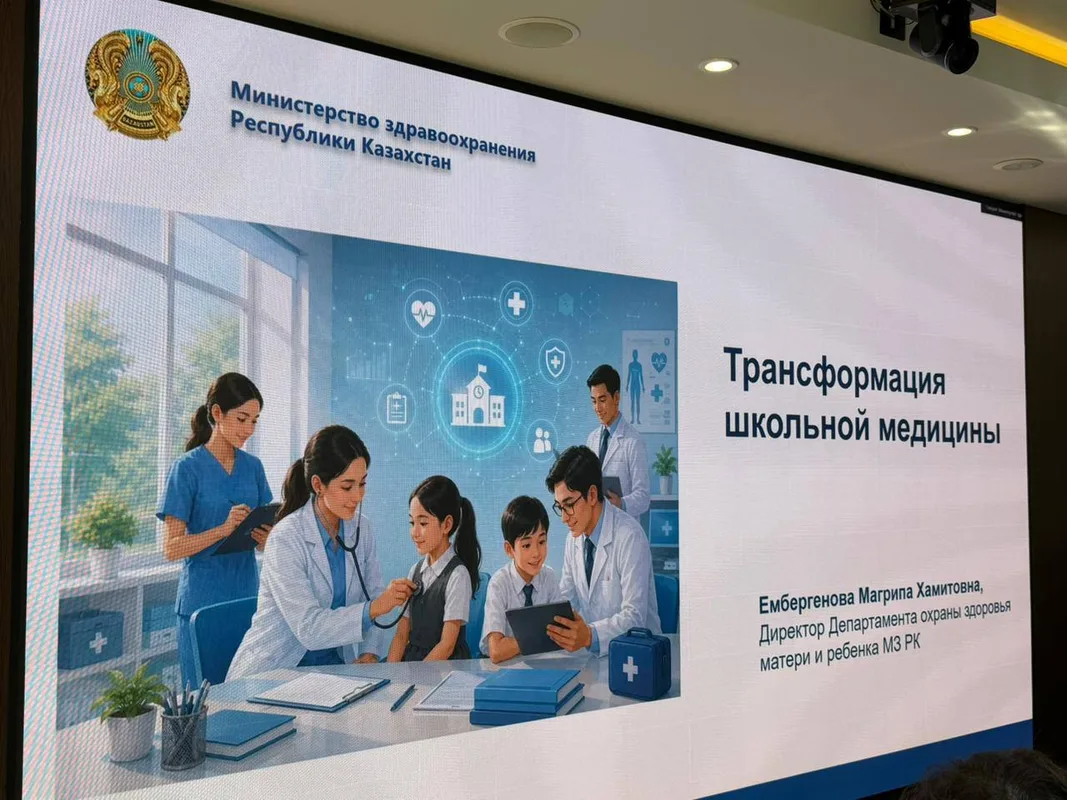 Школьный врач проводит профилактический осмотр ученика в медицинском кабинете, используя современные инструменты.