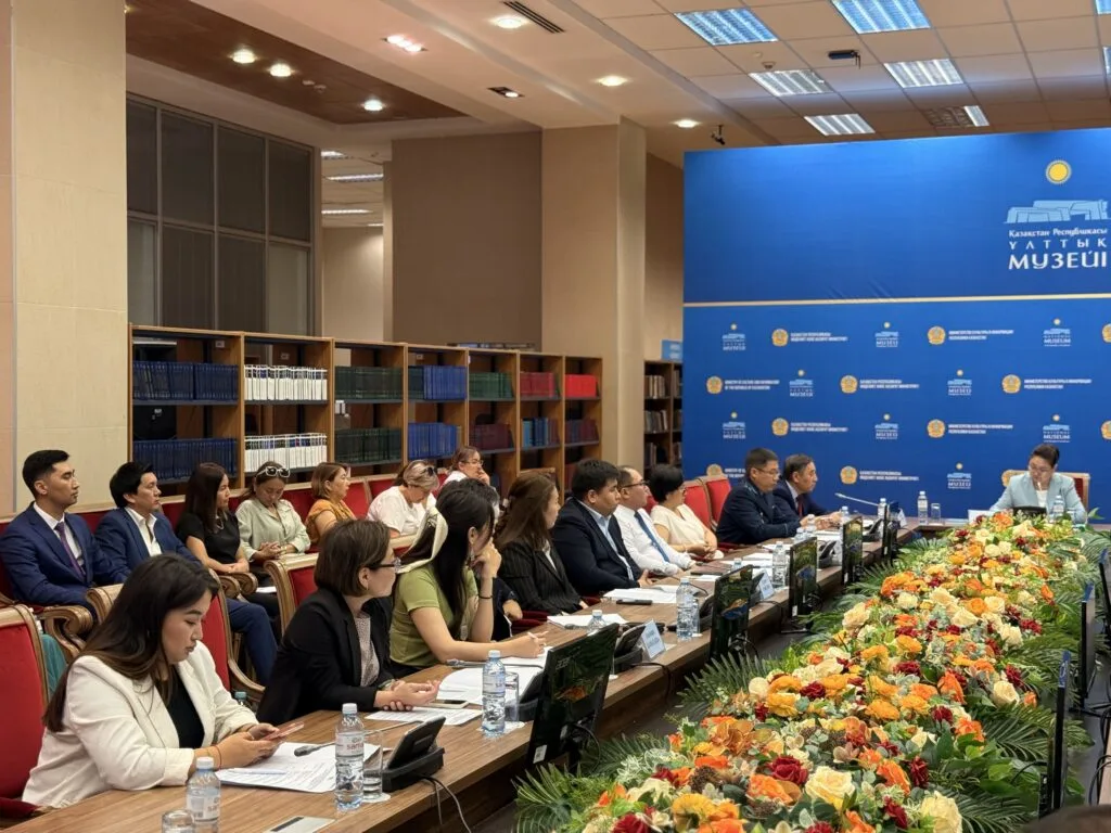 Участники республиканской конференции по обсуждению новых правил использования государственных символов Казахстана в Национальном музее