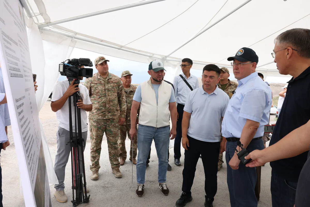 Аким Алматинской области Марат Султангазиев осматривает строительную площадку разрушенного моста в Тургене, где ведутся восстановительные работы.