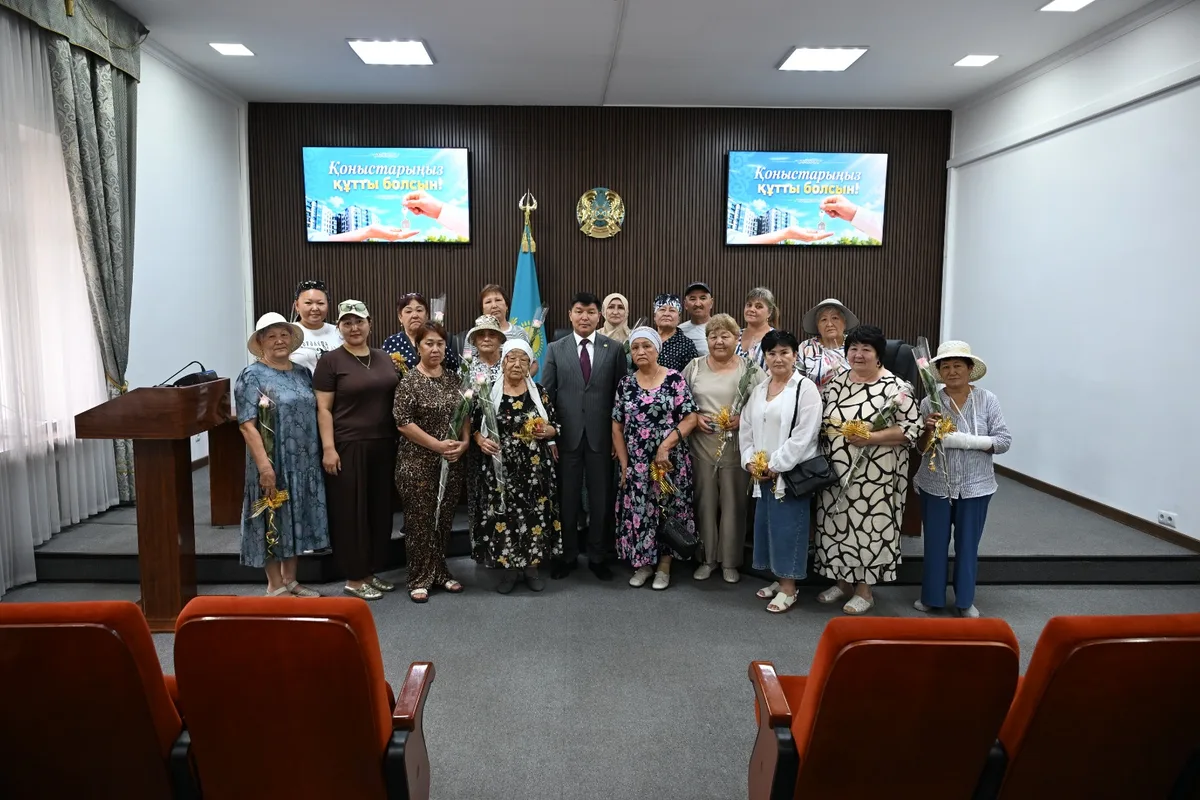 Аким Талдыкоргана Ернат Бәзіл вручает ключи от новых квартир жителям аварийных домов