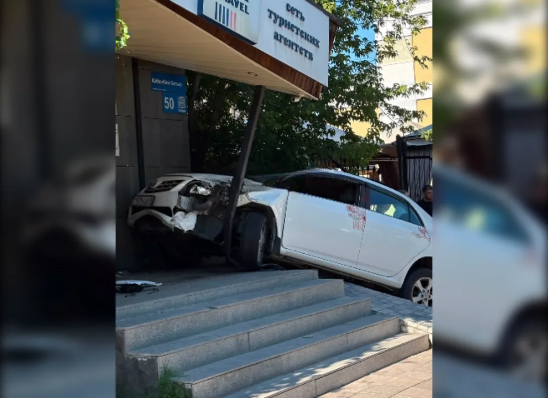 Угнанная Toyota Corolla после ДТП врезалась в крыльцо турагентства в Талдыкоргане