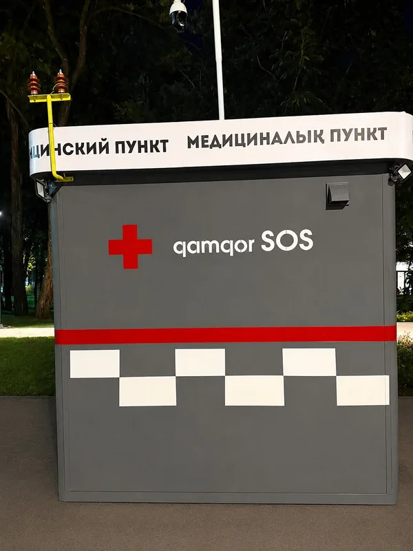 Модульный пункт первой помощи в общественном пространстве FLOW PARK Алматы с кнопкой SOS и видеонаблюдением.