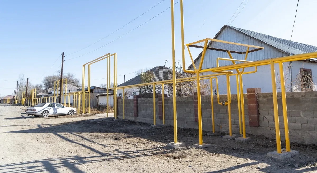 Строительство газопровода в сельской местности Жетісу, трубопровод тянется через поля и холмы