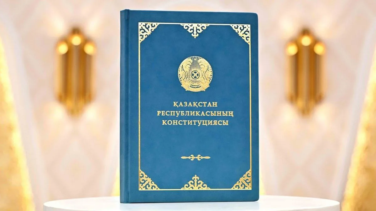 Аким области Жетісу Бейбит Исабаев поздравляет жителей с вступлением в силу новой Конституции Казахстана