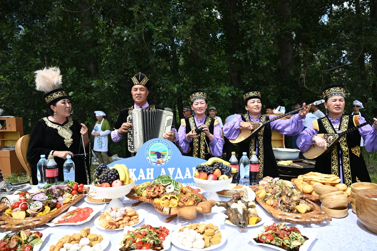 Приготовление гигантского сірне в 40 казанах на фестивале в Коксуском районе Жетісу