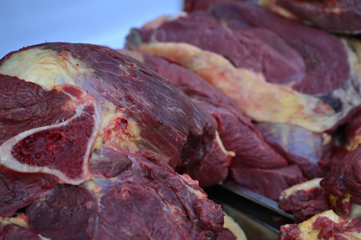 Гульназ Хапизова, руководитель предприятия "Мясной двор", на фоне продукции в Талдыкоргане