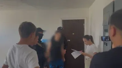 Полицейский патруль и здание полиции, символизирующие борьбу с киберпреступностью в Жетісу