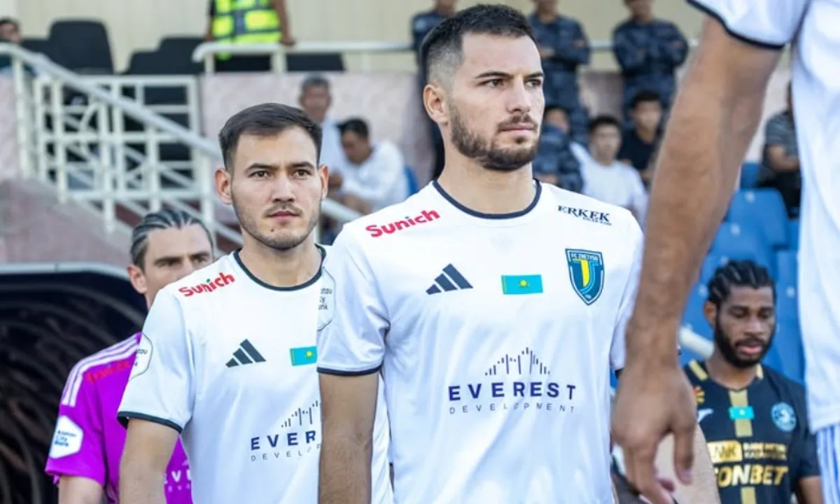 Игроки футбольного клуба Жетысу во время матча