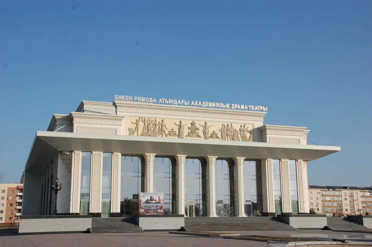 Зрительный зал и сцена Академического драматического театра имени Б. Римовой в Талдыкоргане