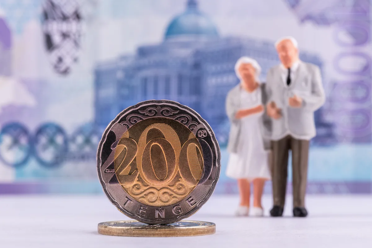 График роста пенсионных накоплений в Казахстане на фоне зданий Талдыкоргана
