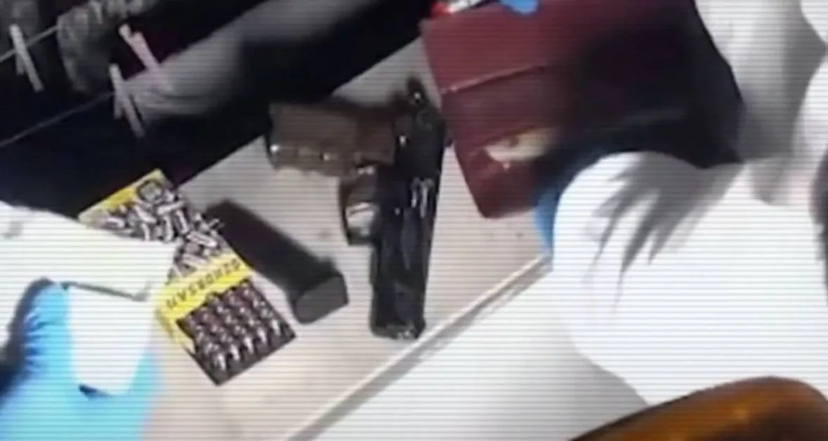 Полицейские проводят операцию по задержанию участников транснациональной организованной преступной группы.