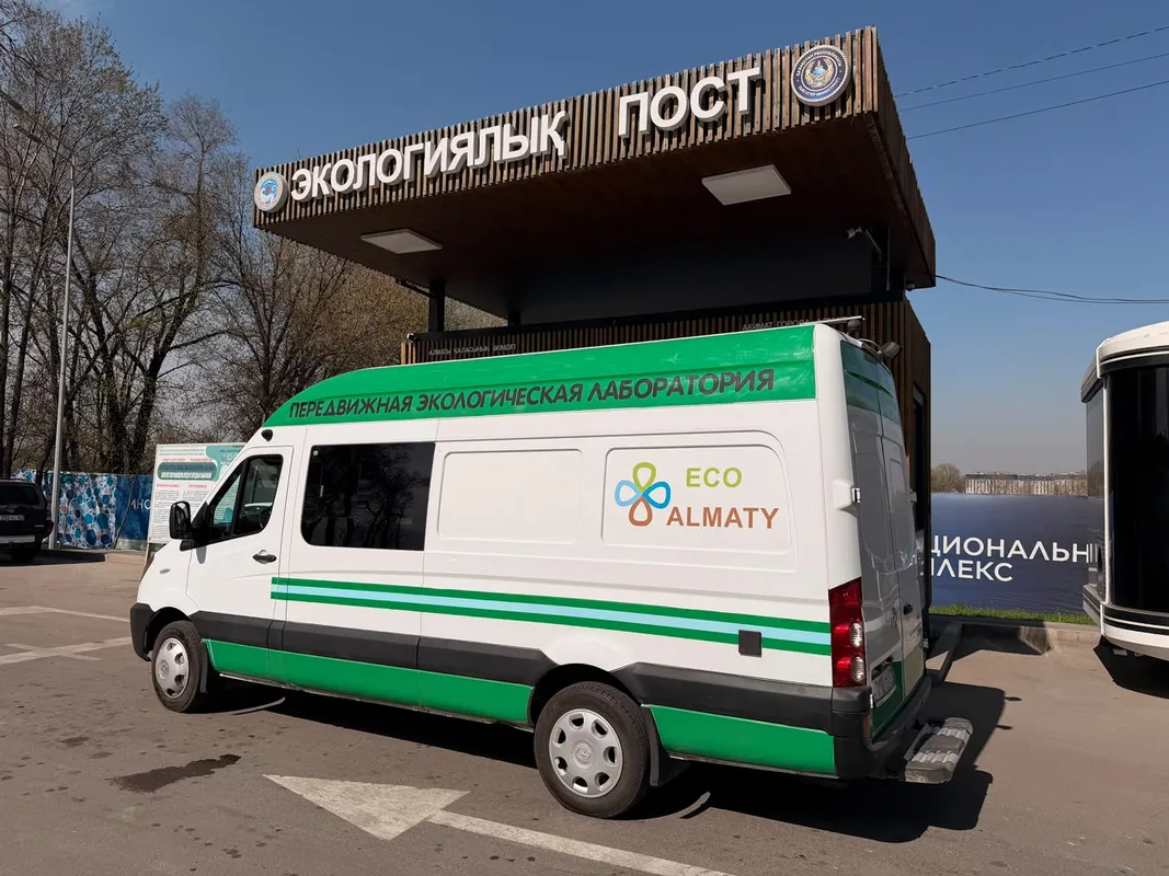 Передвижная экологическая лаборатория проверяет выхлопные газы автомобиля на улице Алматы.