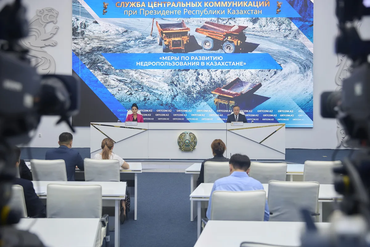 Вице-министр энергетики Казахстана Ерлан Акбаров выступает на брифинге, обсуждая итоги недропользования, инвестиции и социальные обязательства в отрасли.