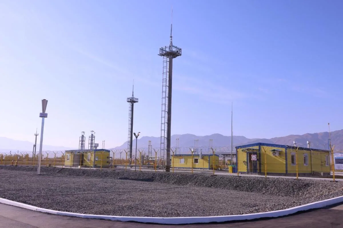 Сотрудники прокладывают газопровод через сельскую местность в Жетісу