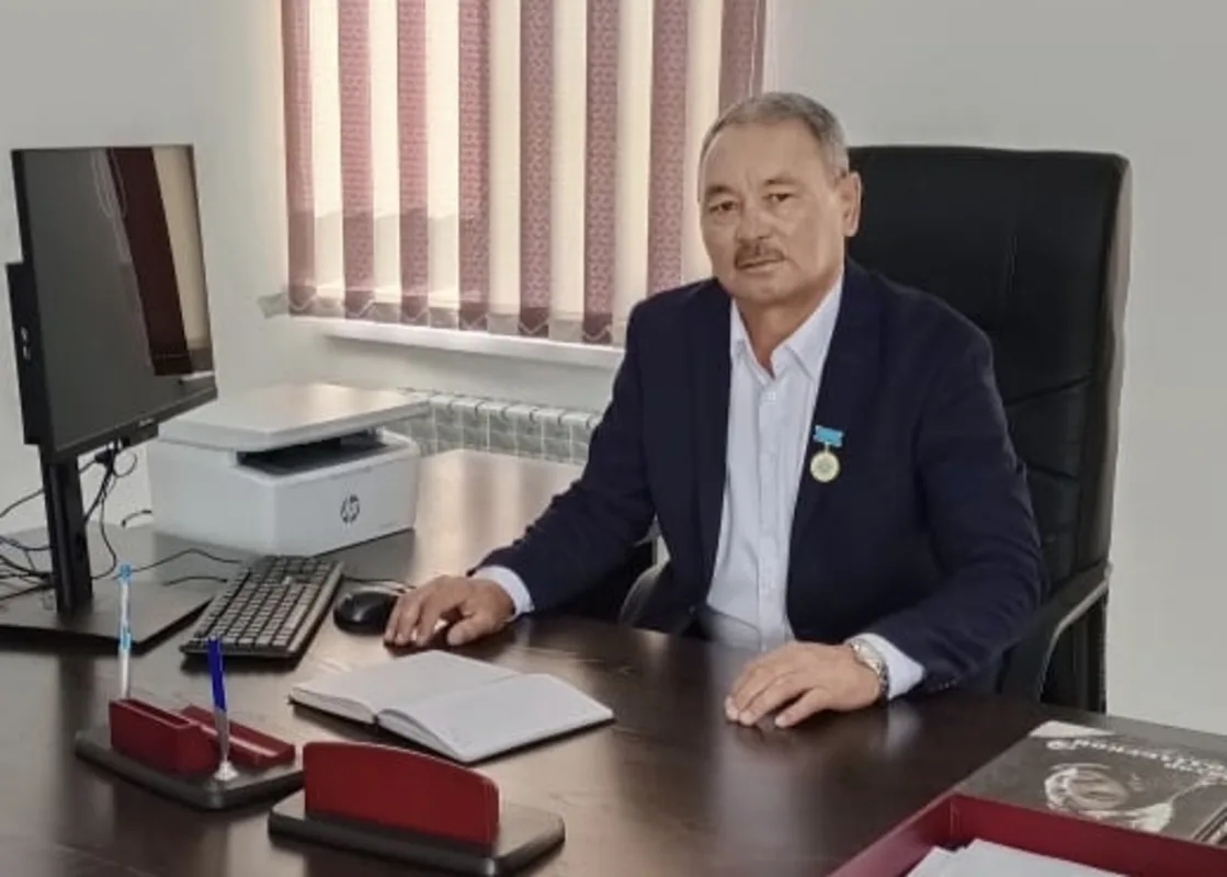Мейржан Ботамбаев, директор Дома культуры Головацкого, говорит о Конституции и культурном наследии в Панфиловском районе Жетісу.