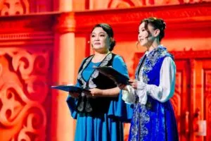 Исполнители на домбре на сцене в Астане во время концерта «Асыл мұра»