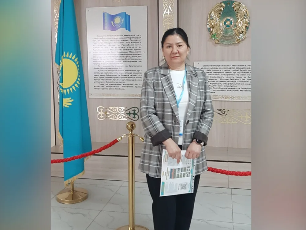 Преподавательница колледжа обсуждает новую Конституцию Казахстана со студентами
