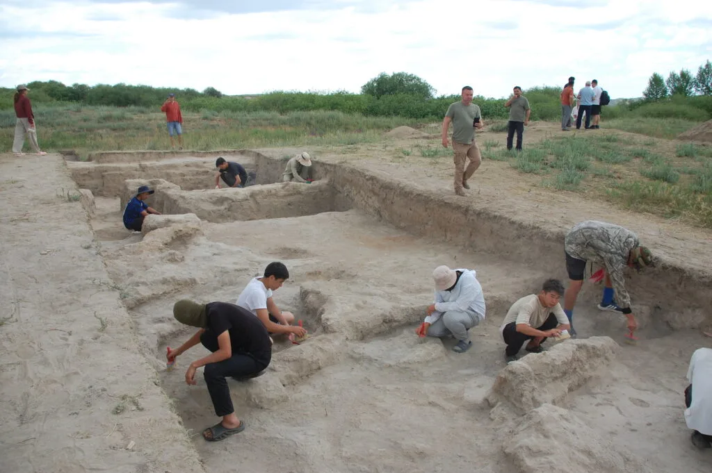 Археологи ведут раскопки древнего городища Капал-Кызылагаш 1 в Аксуском районе Жетісу