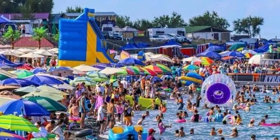 Полицейские и спасатели на лодке патрулируют акваторию озера Алаколь в области Жетісу.