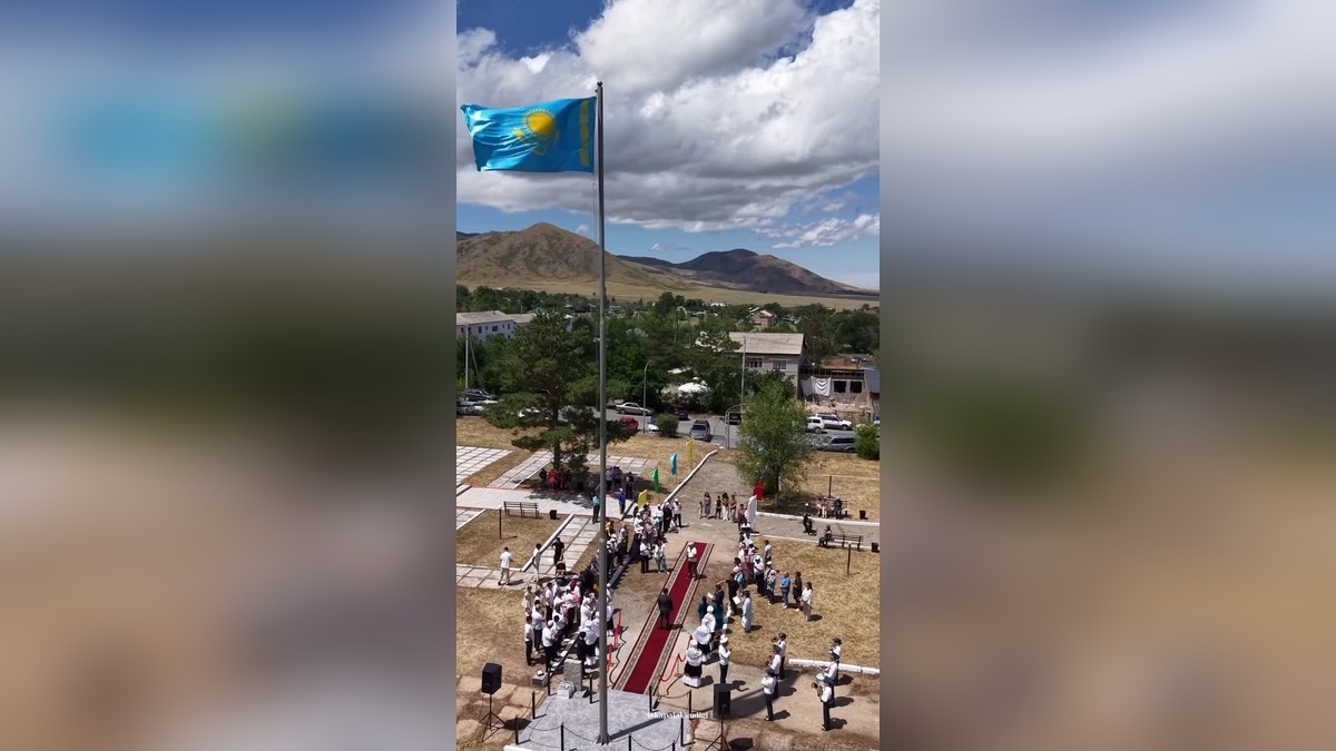 Выпускники Капальской школы подарили парку постамент и Государственный флаг Казахстана